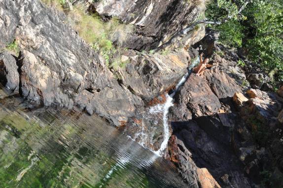 Sentada ao sol na Cachoeira do Paraíso, em Natividade - TO